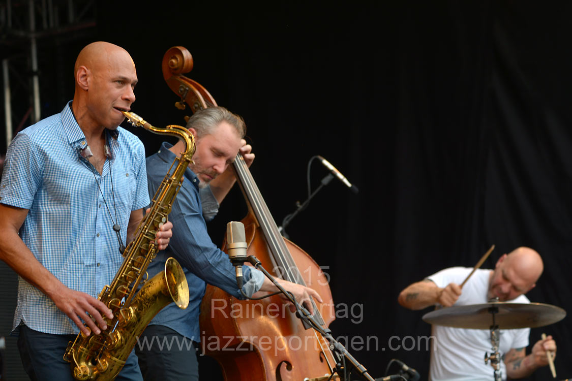 jazzopen Stuttgart - Bad Plus Joshua Redman auf der Open Air Bhne Mercedes Benz Museum in Stuttgart am 7. Juli 2015