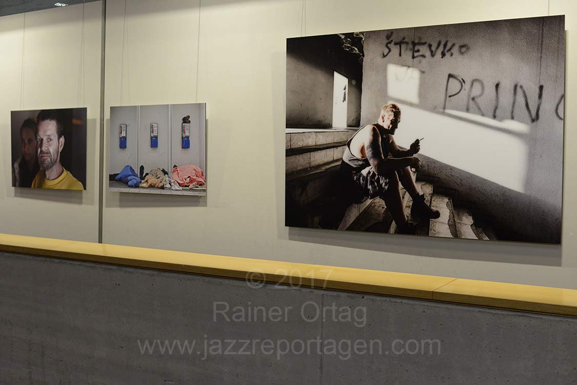 Beeindruckende Ausstellung mit Fotos von Udo Eberl whrend der Jazztage: UNDER THE BRIDGE
