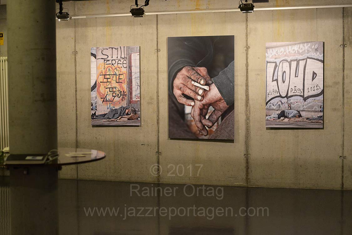 Beeindruckende Ausstellung mit Fotos von Udo Eberl whrend der Jazztage: UNDER THE BRIDGE