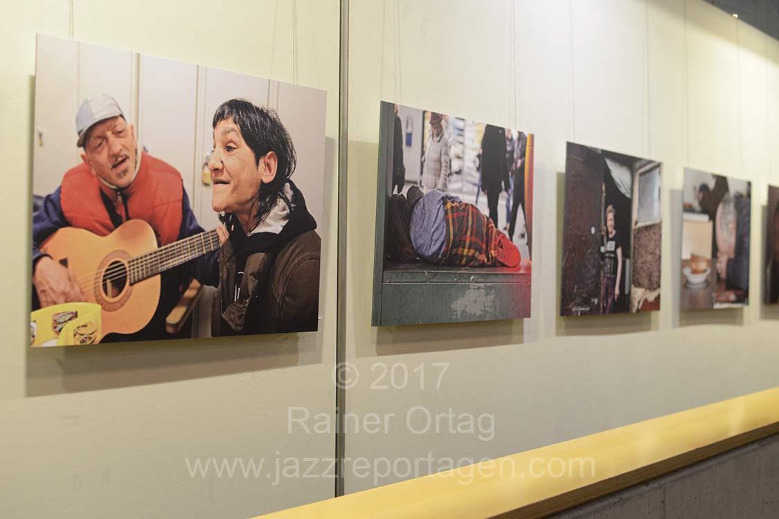 Beeindruckende Ausstellung mit Fotos von Udo Eberl whrend der Jazztage: UNDER THE BRIDGE