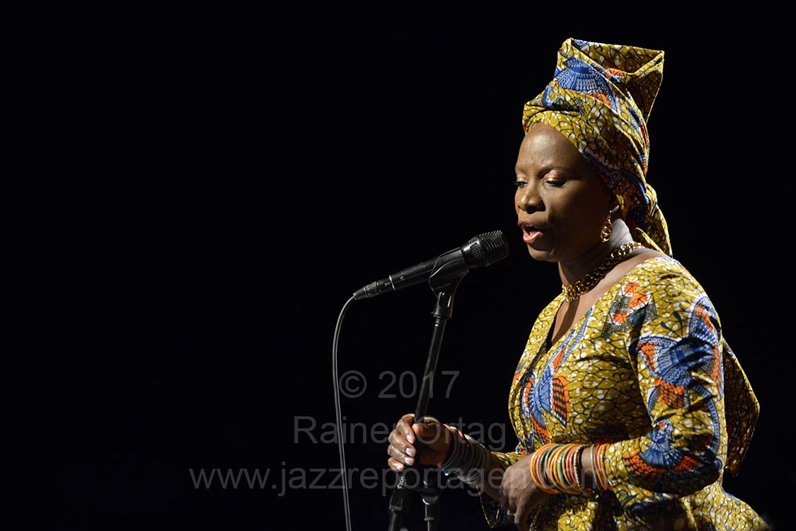 Jasper van't Hof Quartet feat. Angelique Kidjo in Theaterhaus Stuttgart am Mo. 17. April 2017